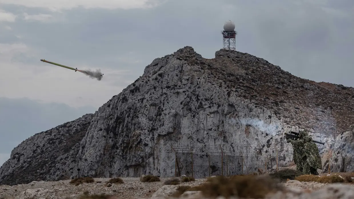 Een luchtafweerraket wordt vanaf een basis op Kreta afgevuurd.