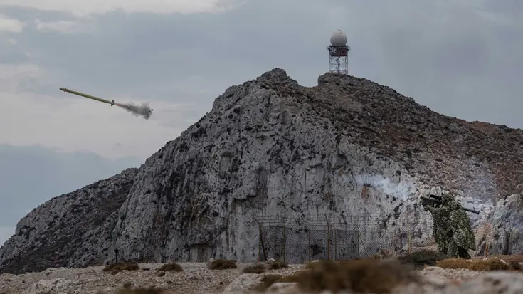 Een luchtafweerraket wordt vanaf een basis op Kreta afgevuurd.