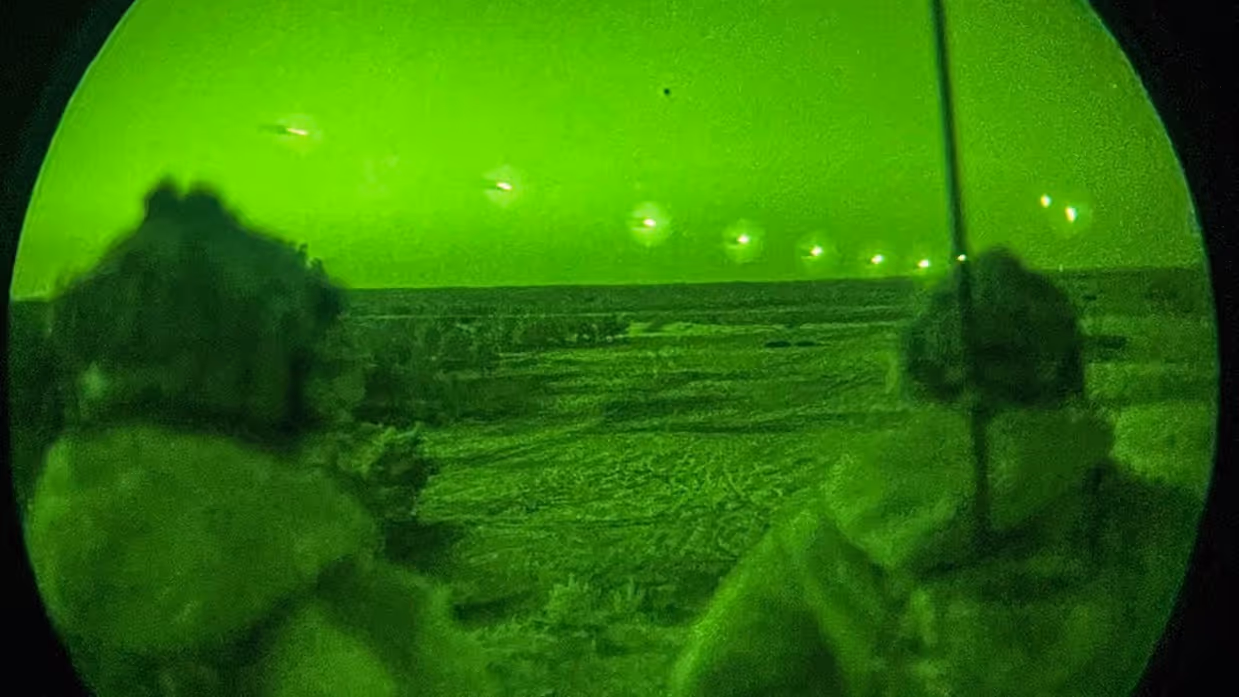 De plek waar de beschieting lokaliseren, vanuit de nachtkijker gezien.