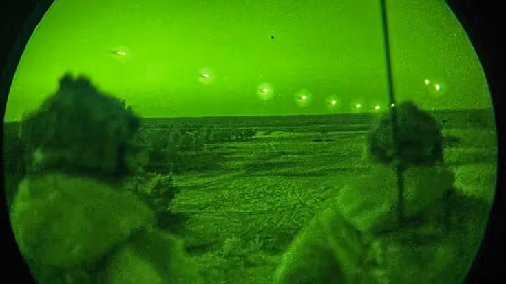 De plek waar de beschieting lokaliseren, vanuit de nachtkijker gezien.