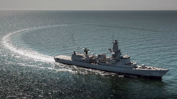 De Zr.Ms. Van Amstel op open zee.