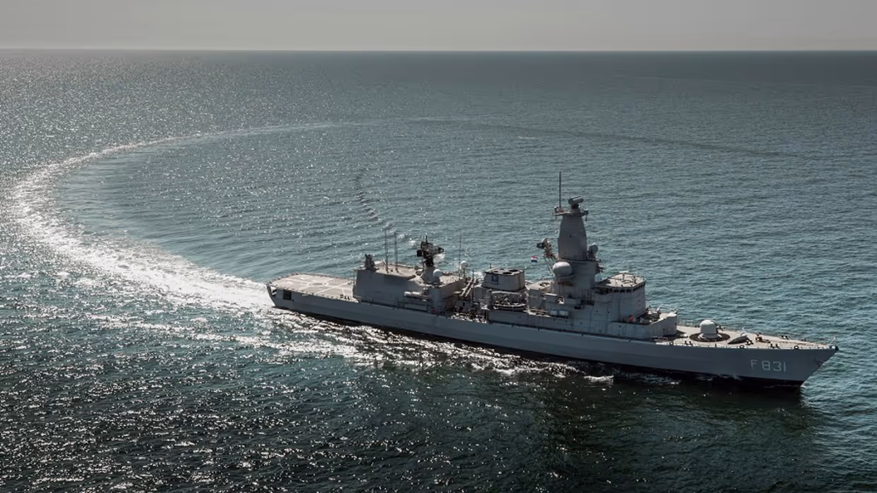 De Zr.Ms. Van Amstel op open zee.