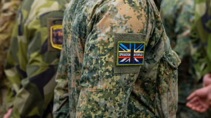 Militair met het embleem van Operation Interflex op de schouder