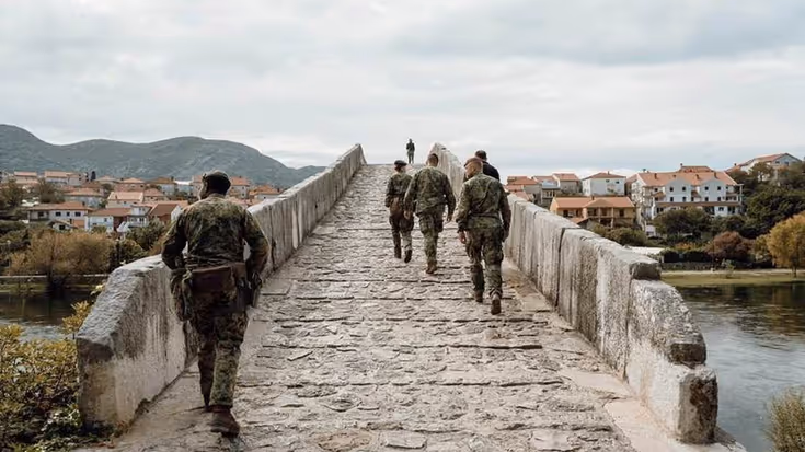 Nederlandse infanteristen lopen over een brug in Bosnië en Herzegovina.