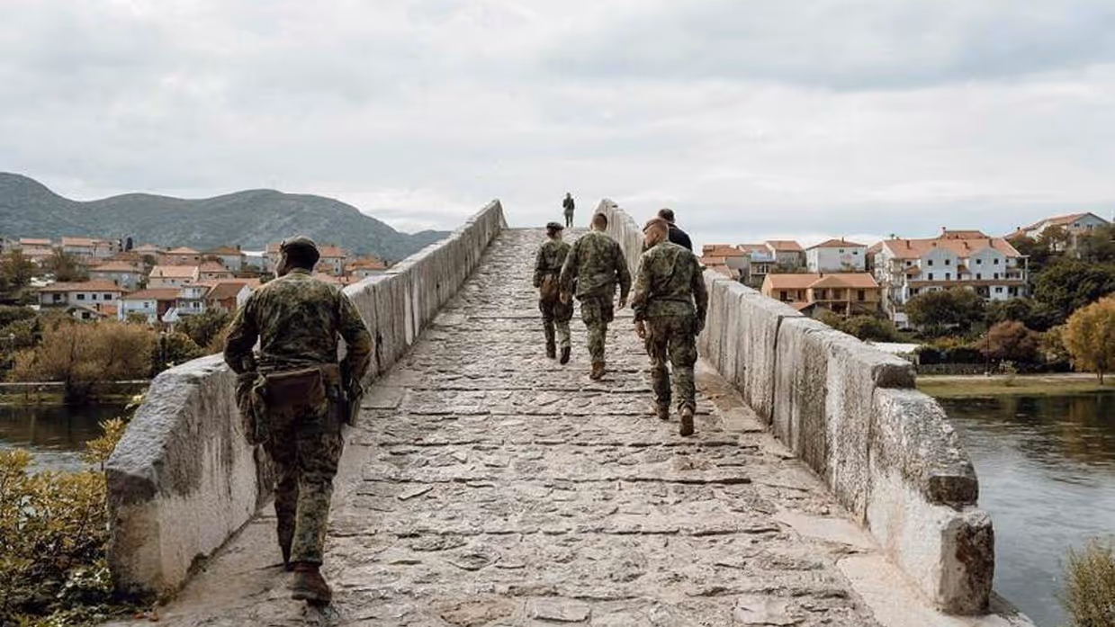 Nederlandse infanteristen lopen over een brug in Bosnië en Herzegovina.