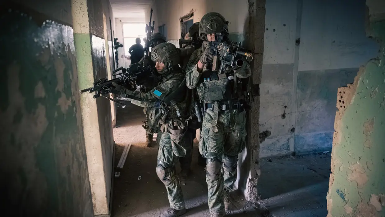 2 militairen doorzoeken een woning.