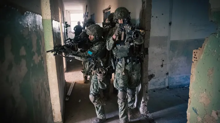 2 militairen doorzoeken een woning.