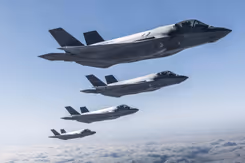 4 F-35's vliegen naast elkaar in de lucht.