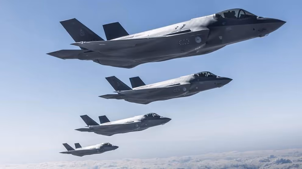 4 F-35's vliegen naast elkaar in de lucht.