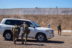 Militaire beveiligers oefenen operatie voor witte jeep.