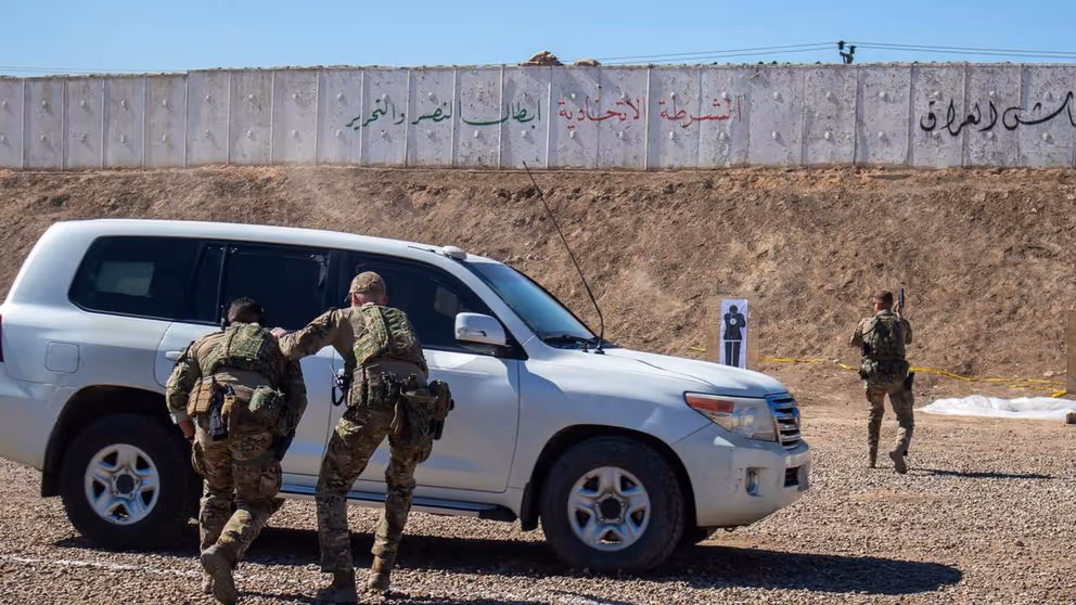 Militaire beveiligers oefenen operatie voor witte jeep.