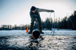Een militair reikt een touw aan voor een militair in een wak