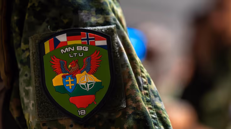 Logo van een missie op de schouder van een militair.
