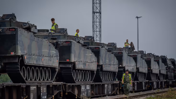 Rij C90-gevechtsvoertuigen op een wagon.