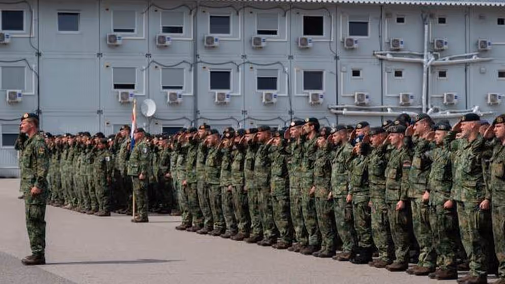 Rijen opgestelde militairen op een plein.