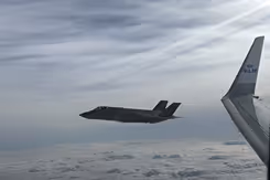 Een van de F35's die olympiers ecorteert vanuit vliegtuig gezien