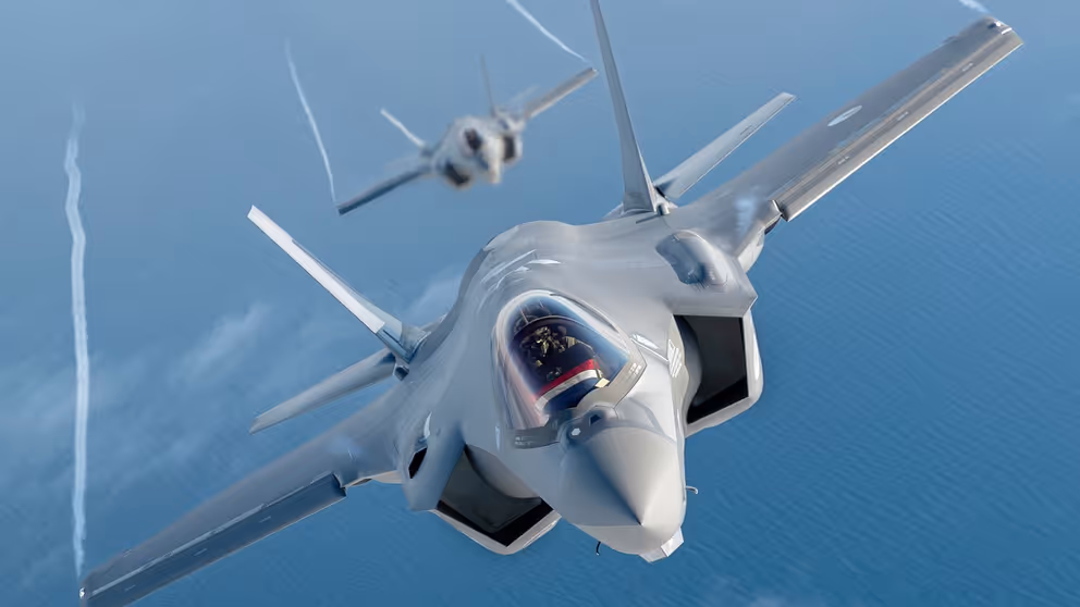 Gevechtsvliegtuigen in de lucht.