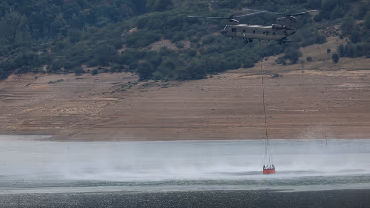 Water wordt uit een meer gehaald met een grote zak.