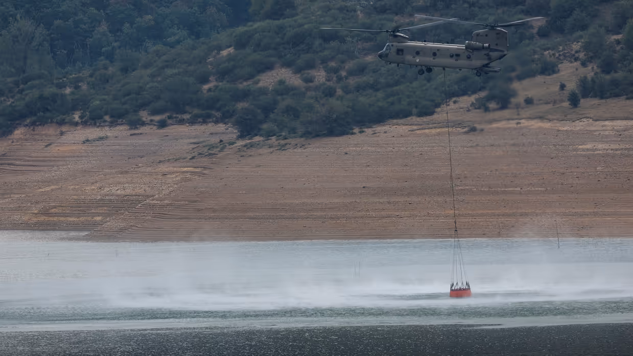 Water wordt uit een meer gehaald met een grote zak.