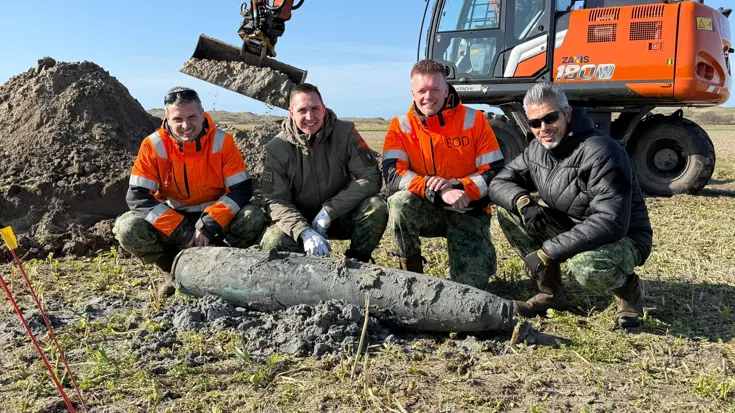 Drie EOD'ers zitten bij een oude bom