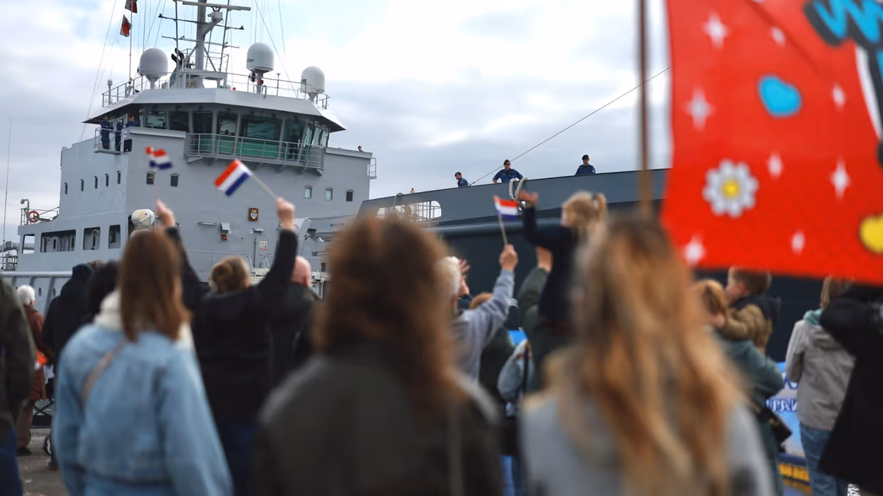 Thuiskomt van een marineschip.