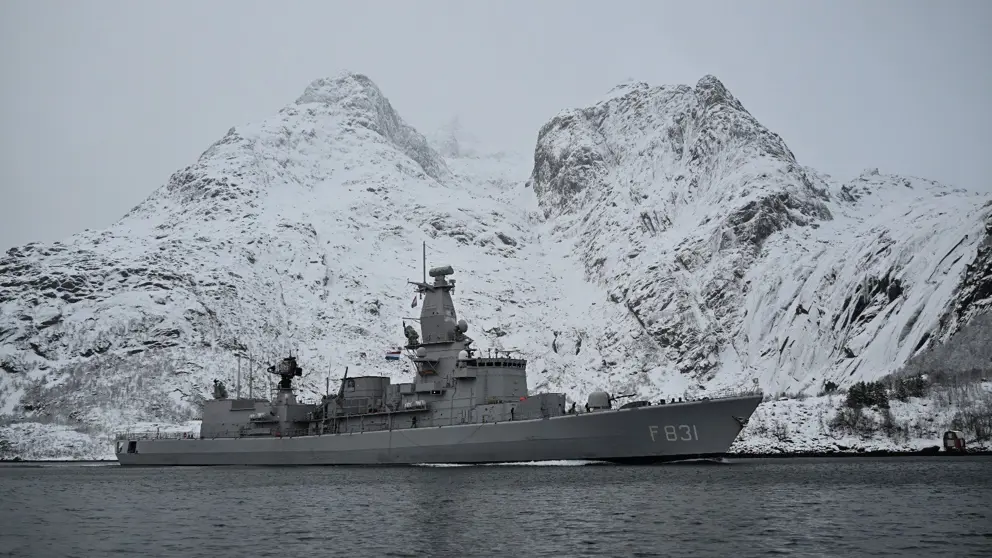 ZrMs Van Amstel vaart voor besneeuwde bergen