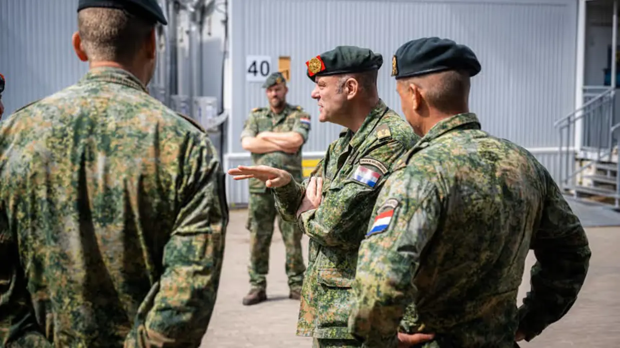 Militairen, staand in gesprek met elkaar