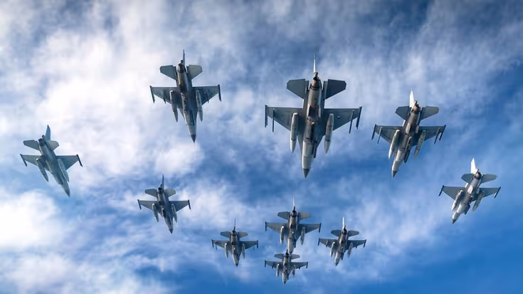 Grote groep F-16's in de lucht.