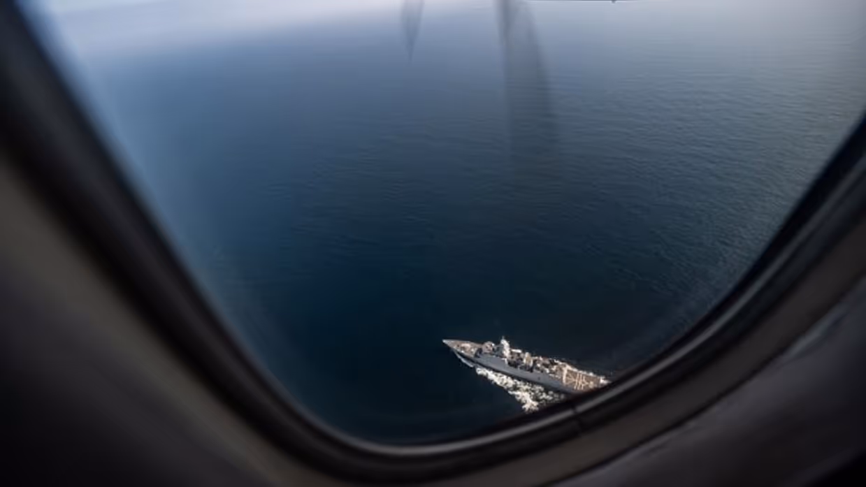 Foto vanuit kustwachtvliegtuig van schip op zee.