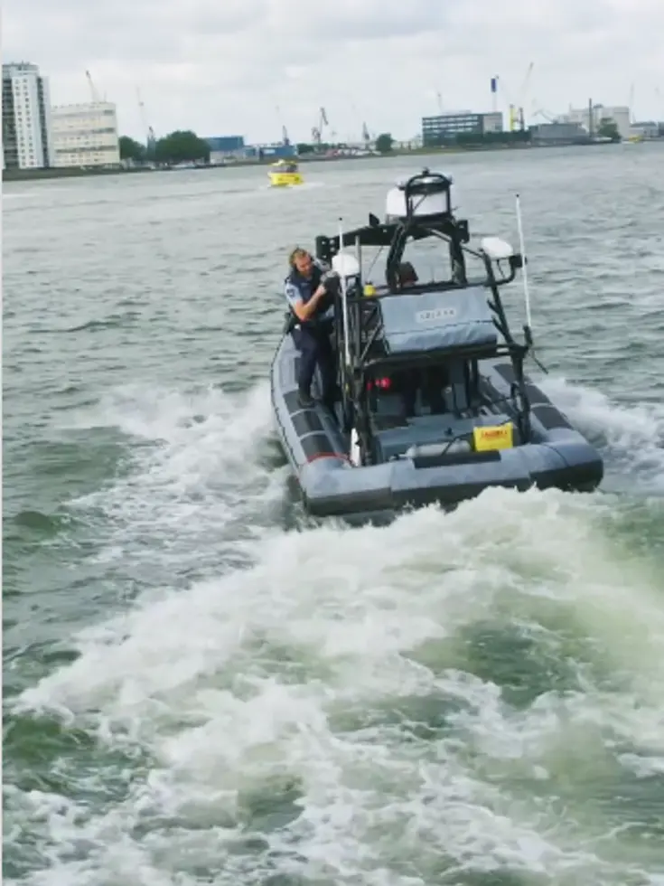 Een boot op het water vanaf binnenboord gefotografeerd.