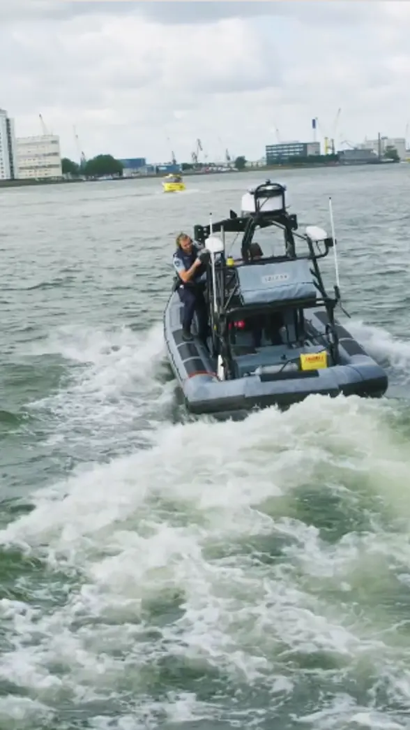 Een boot op het water vanaf binnenboord gefotografeerd.