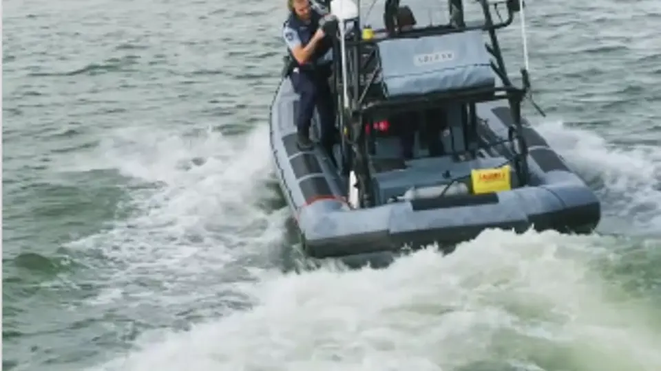 Een boot op het water vanaf binnenboord gefotografeerd.
