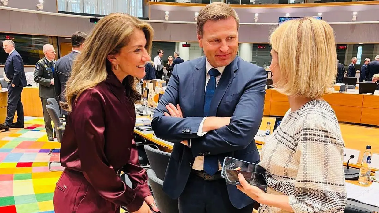 Minister Yezilgöz in gesprek met collega's in Brussel.