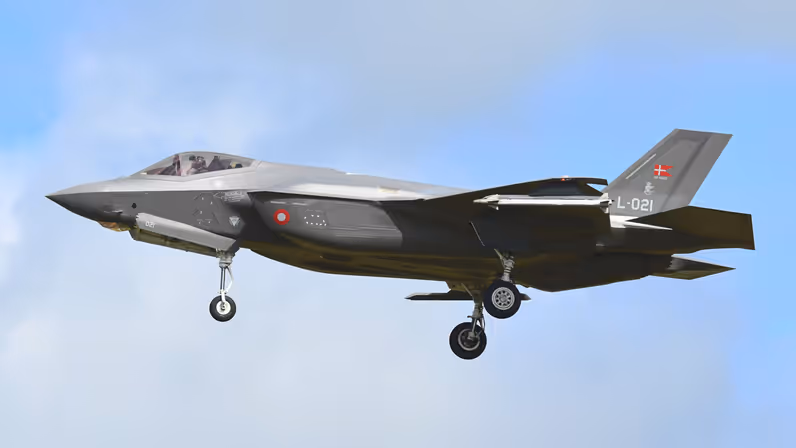 Een Deense F35 vliegt door de lucht.