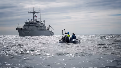 De Willemstad met een rubberboot met duikpersoneel op de voorgrond