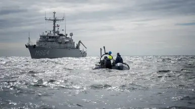 De Willemstad met een rubberboot met duikpersoneel op de voorgrond