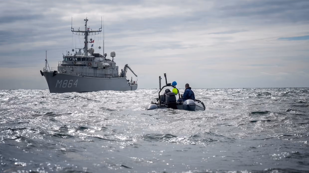 De Willemstad met een rubberboot met duikpersoneel op de voorgrond