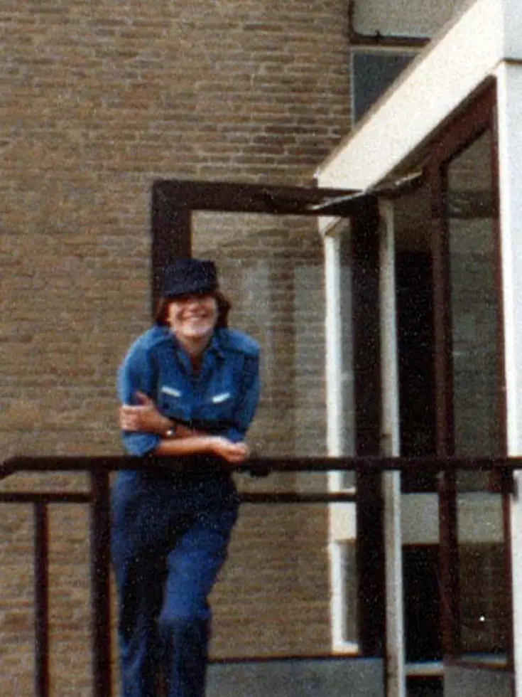 Foto van marinevrouw in opleiding.