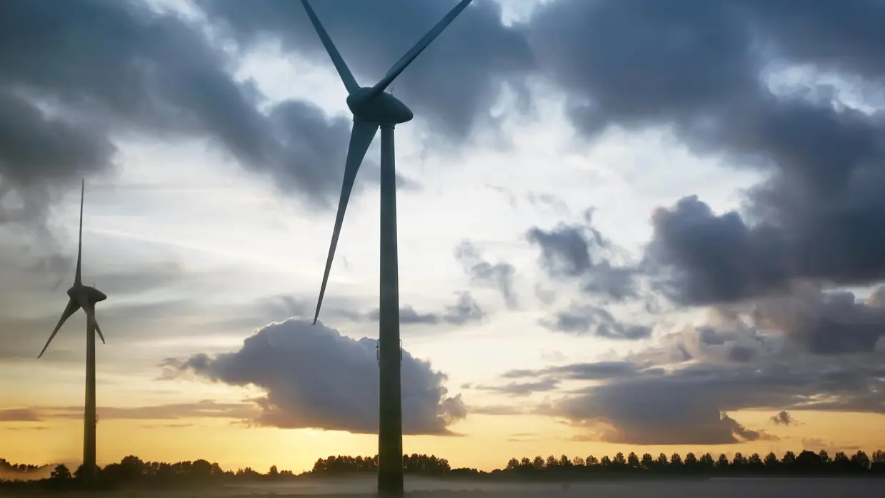  twee windmolens in het avondrood.