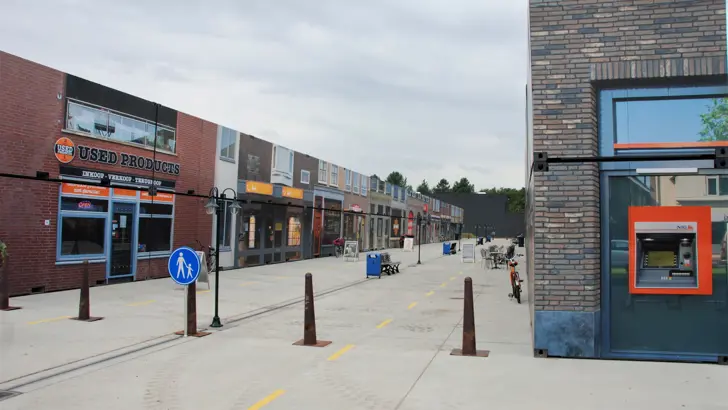 Winkelstraat met voetgangerspad.