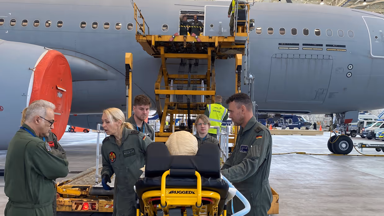 Oefening om een gewonde in een MRTT te laden met een hoogwerker.