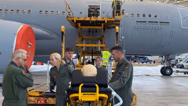 Oefening om een gewonde in een MRTT te laden met een hoogwerker.