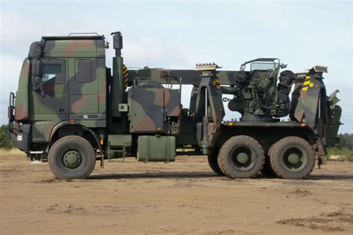Zijaanzicht van DAF YBB-95.480 takelauto.