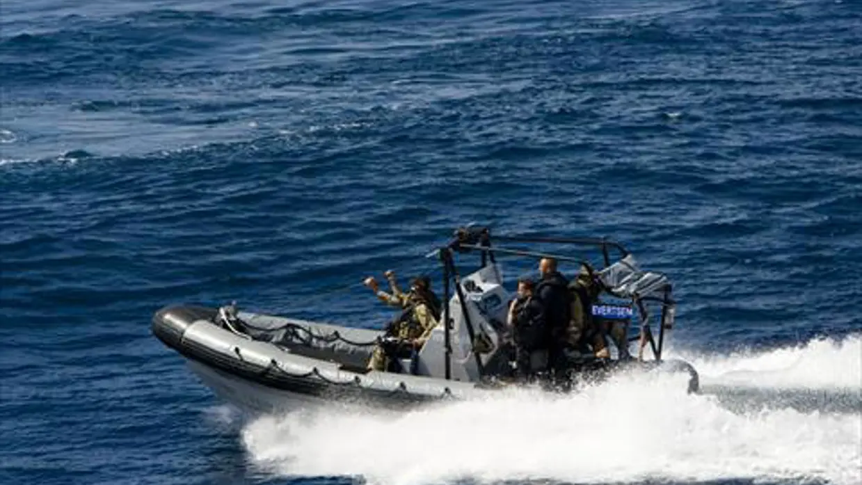 Een RHIB in volle vaart op zee.