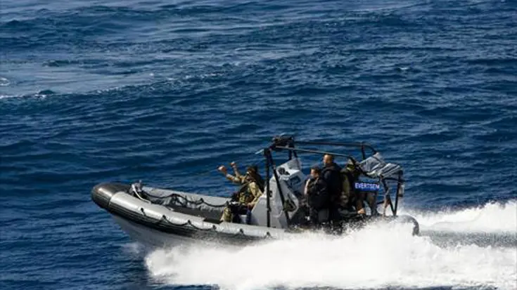 Een RHIB in volle vaart op zee.