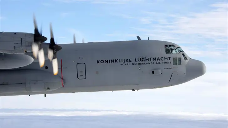 Zijaanzicht voorste deel  C-130 Hercules-vrachtvliegtuig.