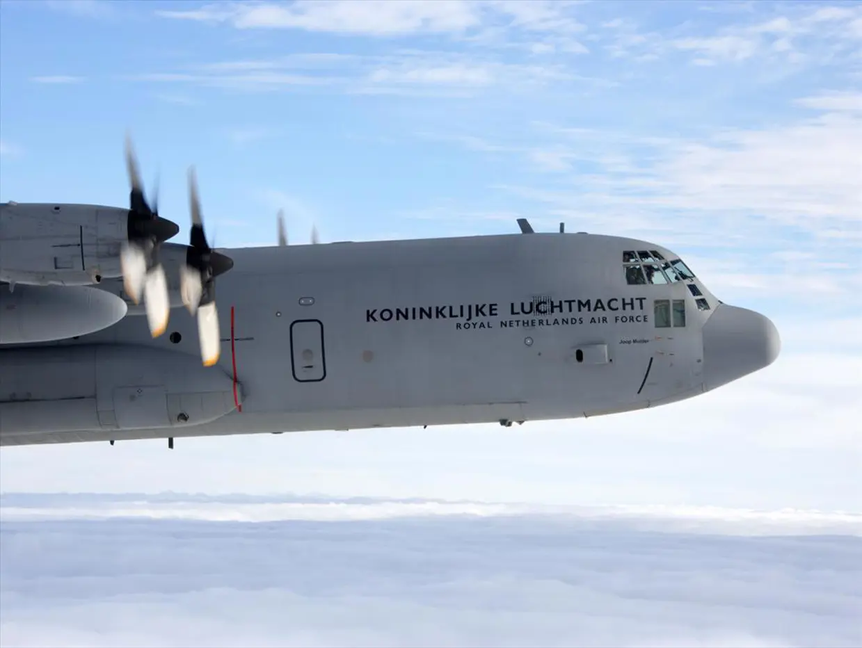 Zijaanzicht voorste deel  C-130 Hercules-vrachtvliegtuig.