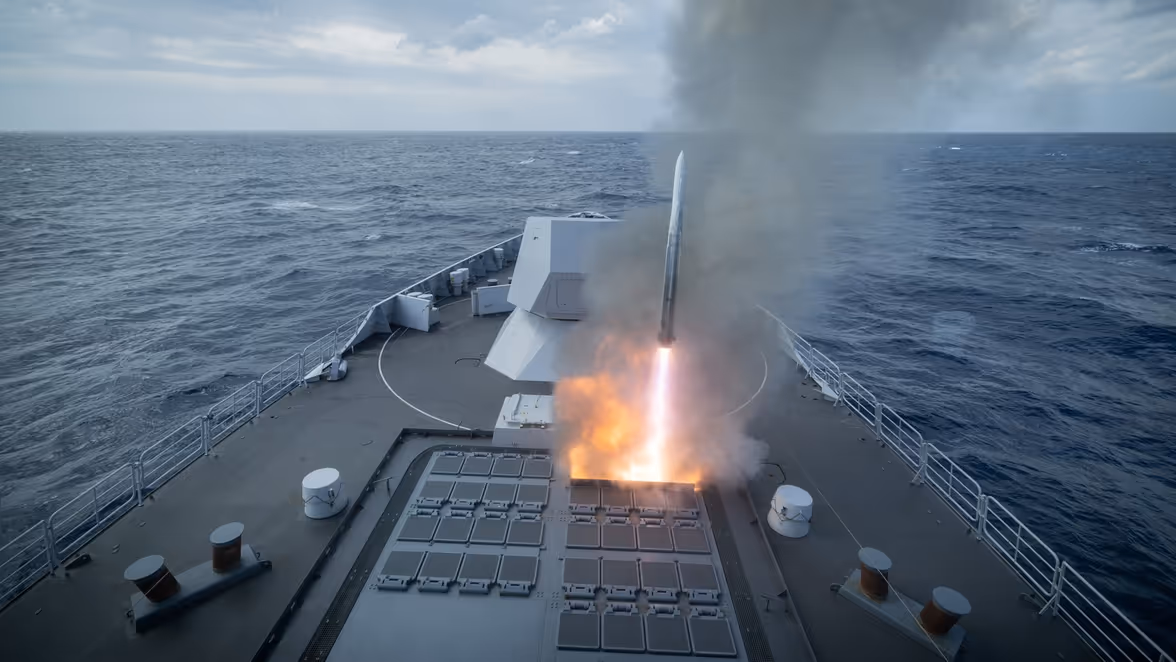 Zr.Ms. Evertsen lanceert een luchtdoelraket. 