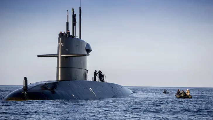 Onderzeeboot Zr.Ms. Bruinvis aan de oppervlakte.