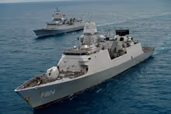 Twee marineschepen op open water.